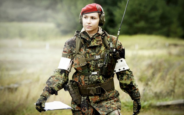 2400x1600 pix. Wallpaper girl, women, military, soldat, germaniya, germany, bundeswehr, beret, signaller