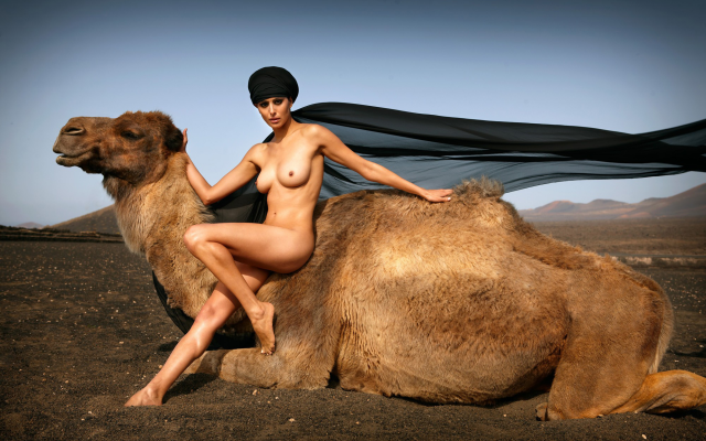 2000x1333 pix. Wallpaper gabriela milagre, outdoors, nude, model, camel, tits