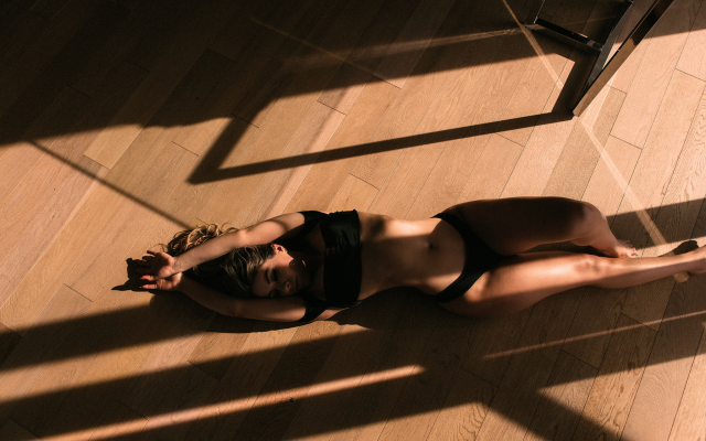 2048x1365 pix. Wallpaper tanned, black lingerie, on the floor, belly, top view, hot