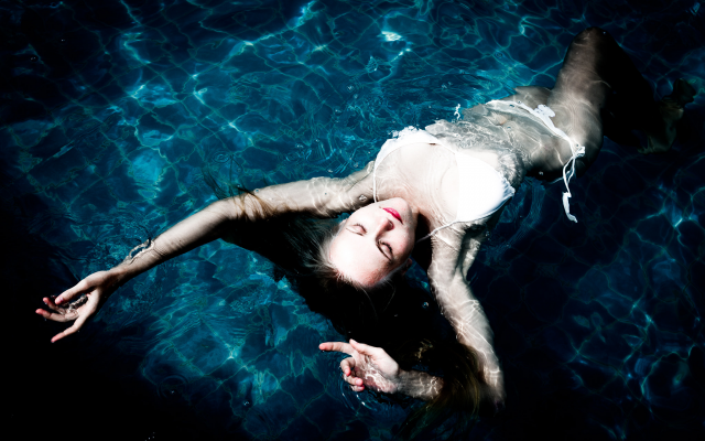 2048x1362 pix. Wallpaper pool, white bikini, sexy, brunette, red lips, water, wet