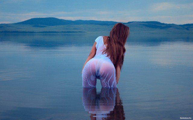 1920x1200 pix. Wallpaper girl, lake, mokroe platye