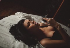 bed, dym, mavrin, gold, chasy, sigareta, foto girl, naslaghdenie wallpaper