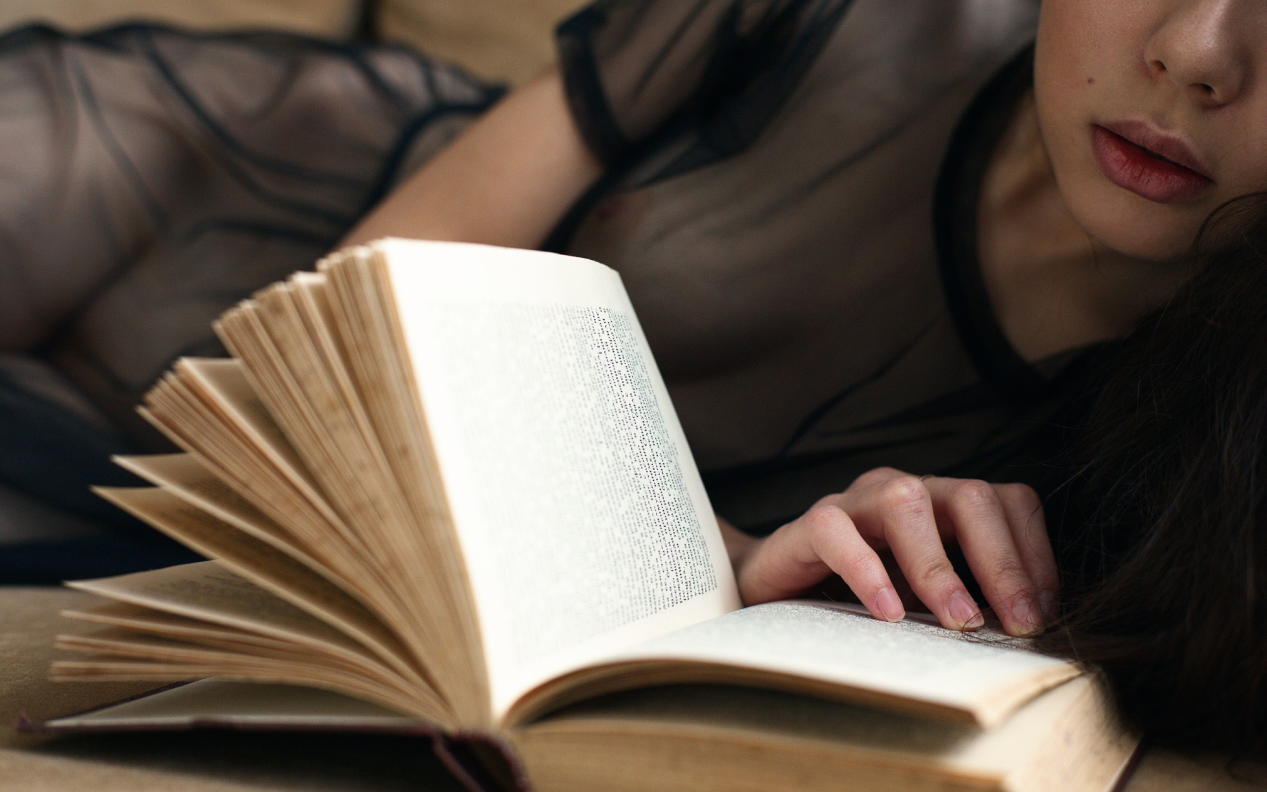 Риша читает. Девушка с книгой. Чтение книг. Девочка с книжкой. Девушка читает книгу.