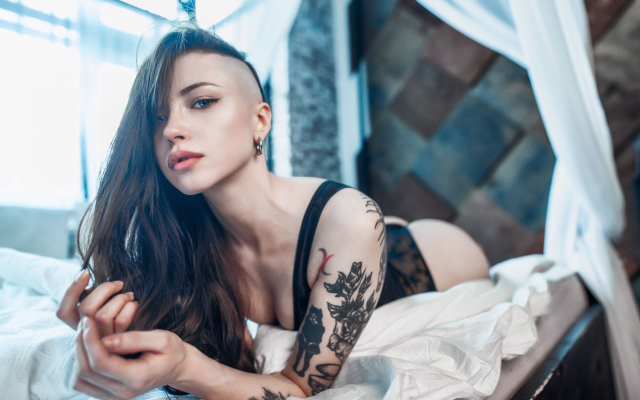 2560x1582 pix. Wallpaper tattoo, black lingerie, ass, in bed, eyeliner