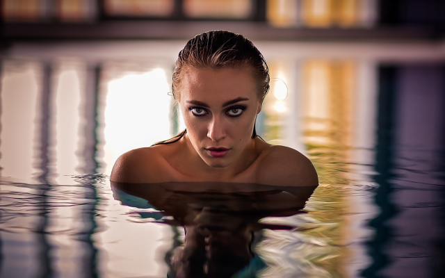 2000x1336 pix. Wallpaper model, natural light, reflection, pool, wet, face